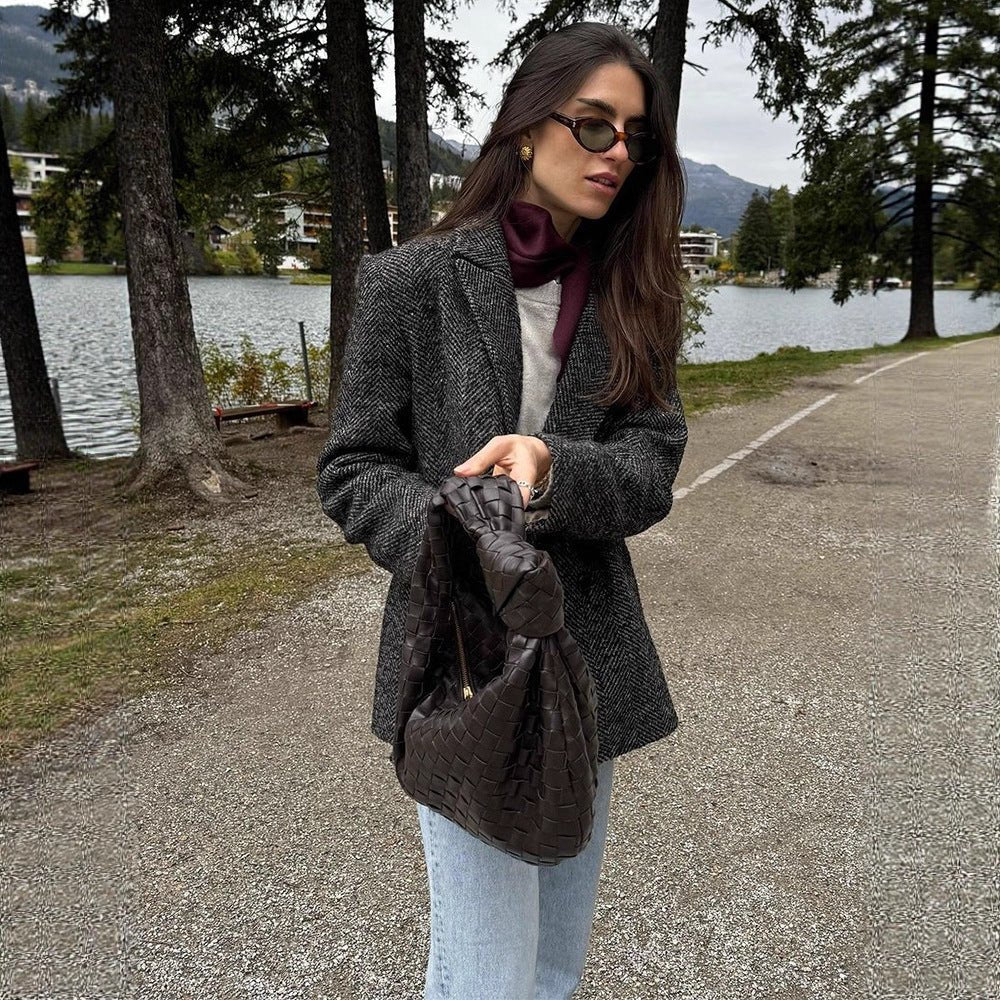 Women's Short Tailored Double-Breasted Blazer made of Boucle Tweed Chichicherry - Chichicherry