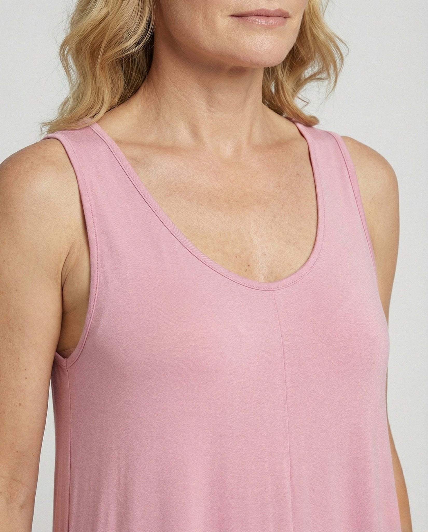 Women's Sleeveless Jumpsuit with V-Neck - Chichicherry
