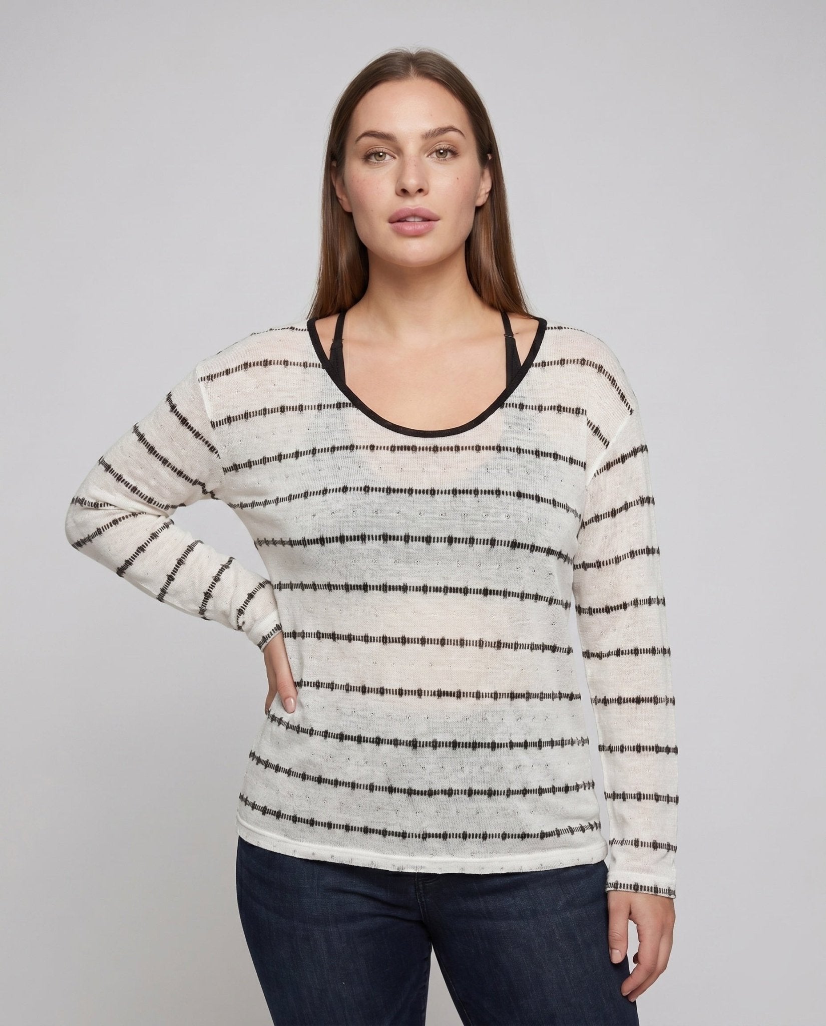Women's sporty crop top with deep neckline and adjustable back strap - Chichicherry