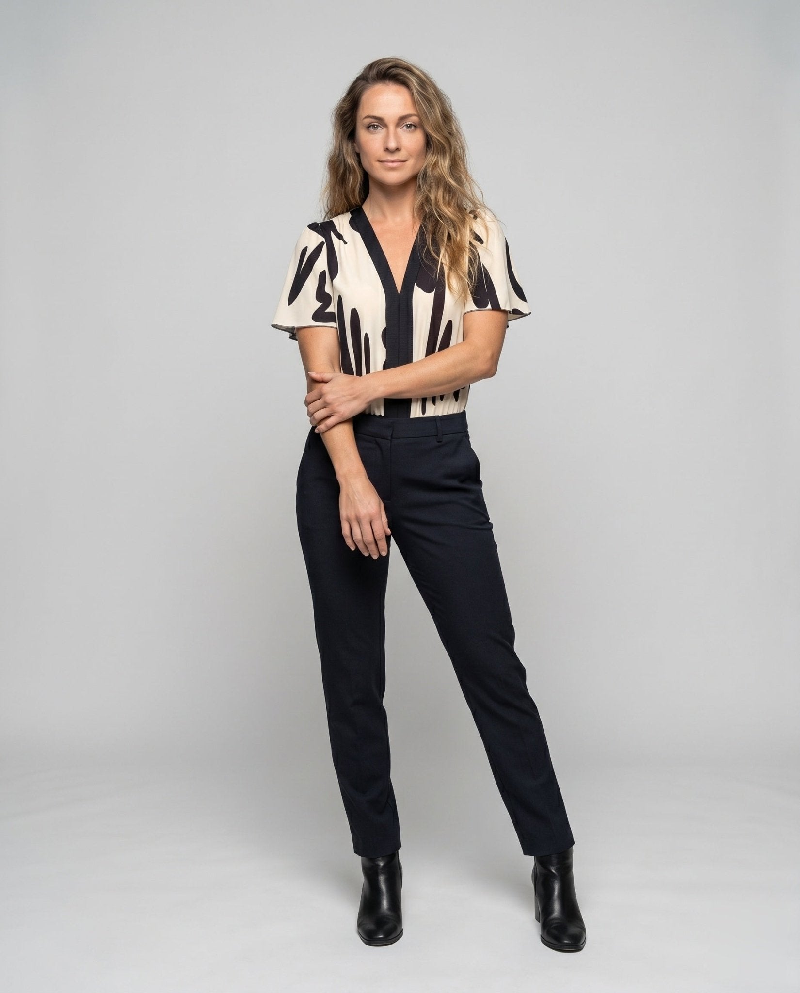 Women's stylish short-sleeve top with contrasting design and V-neck - Chichicherry