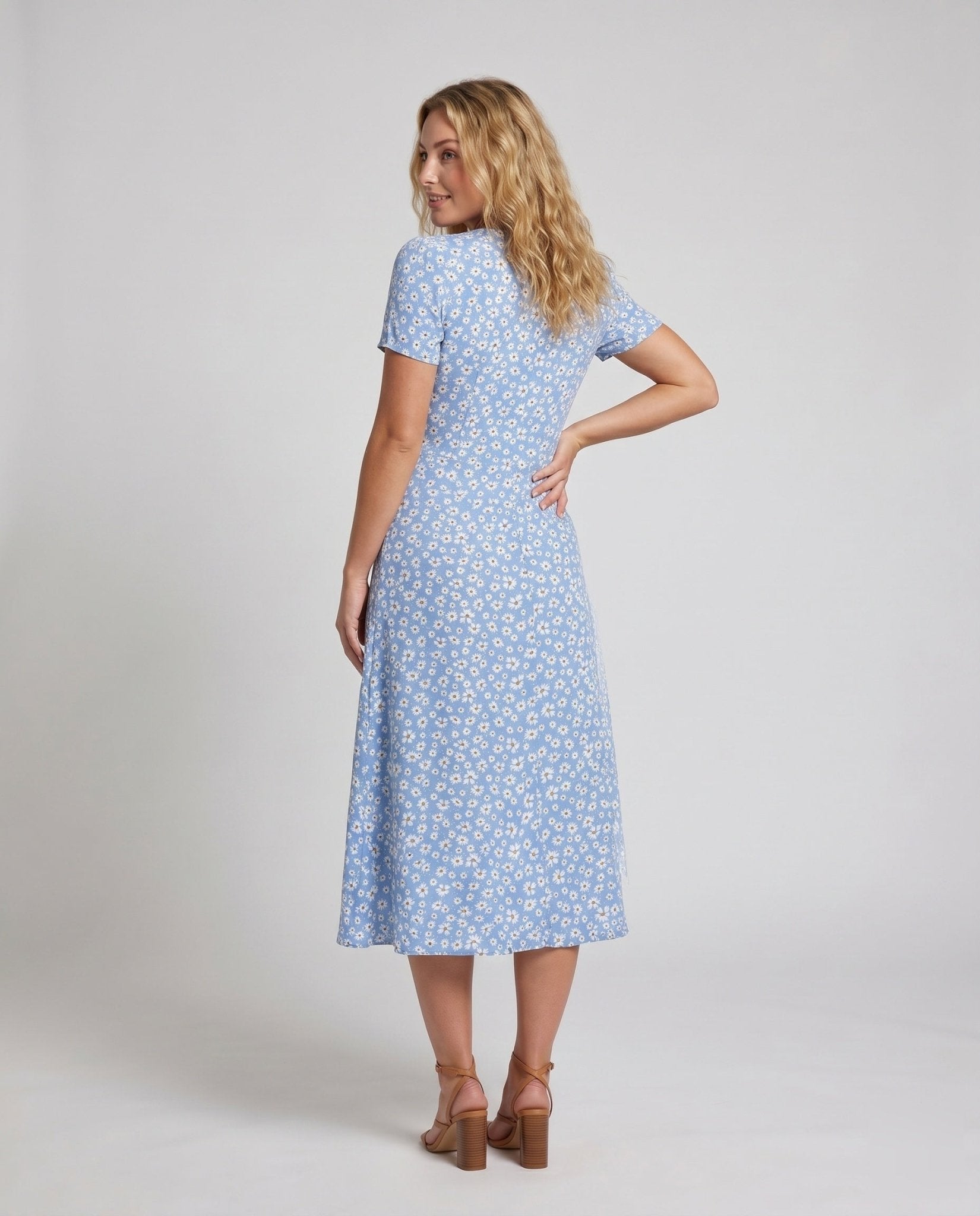 Women's summer dress with button details and floral pattern - Chichicherry