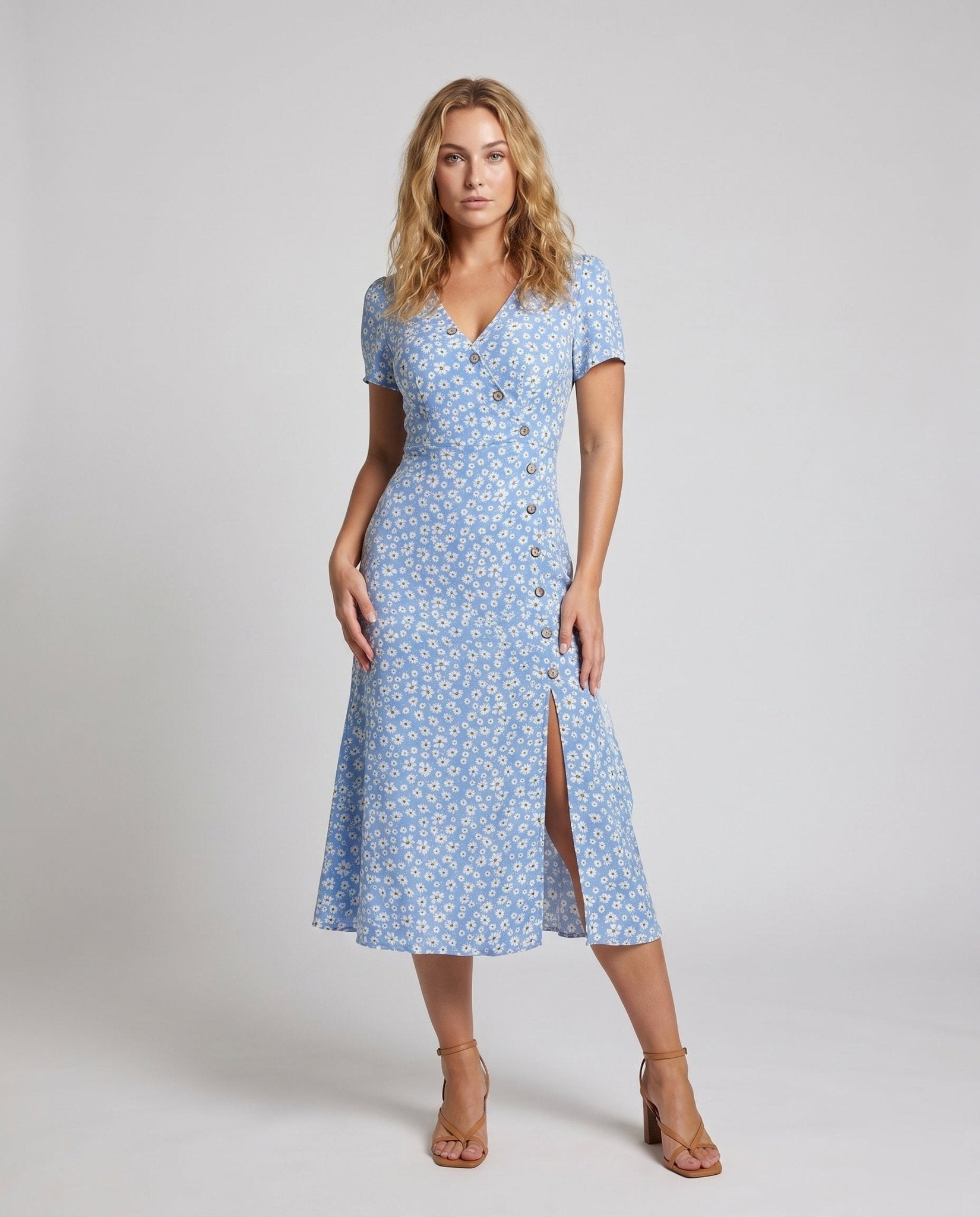 Women's summer dress with button details and floral pattern - Chichicherry