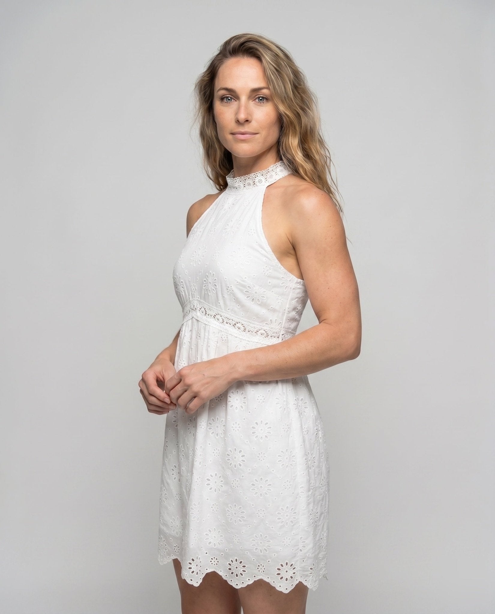 Women's summer dress with charming embroidery design and elegant collar - Chichicherry