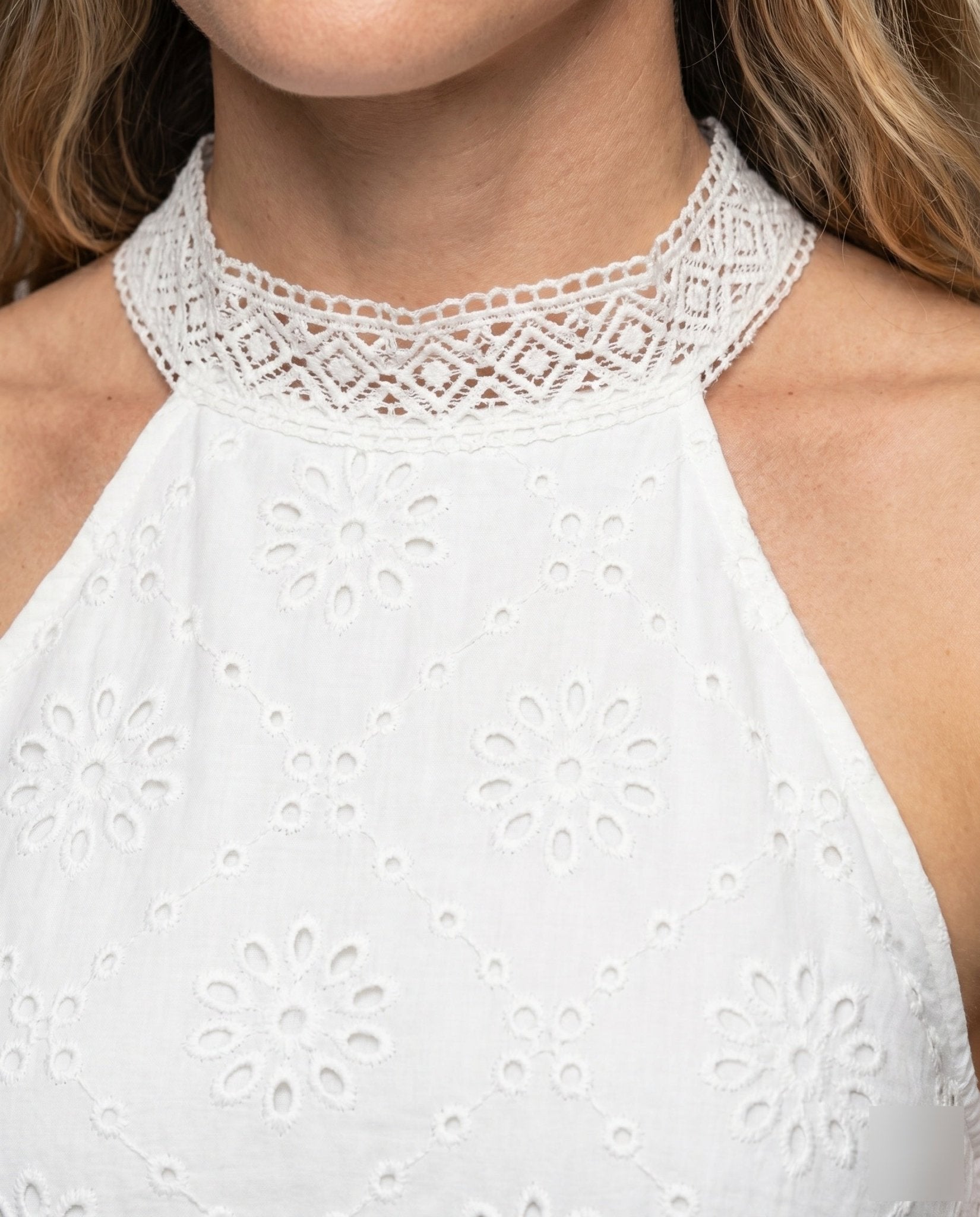 Women's summer dress with charming embroidery design and elegant collar - Chichicherry