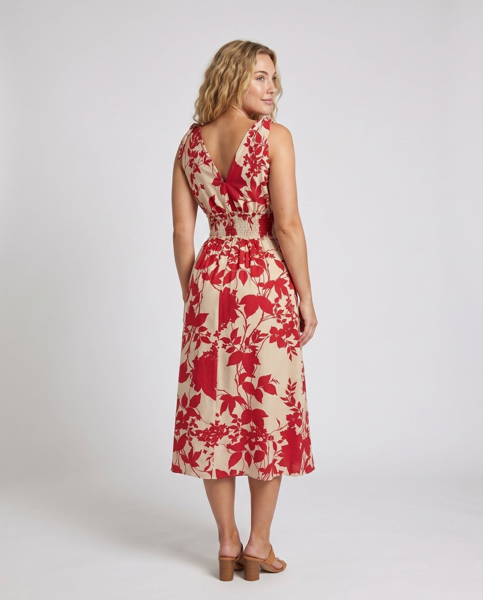 Women's summer dress with delicate floral patterns and adjustable straps - Chichicherry