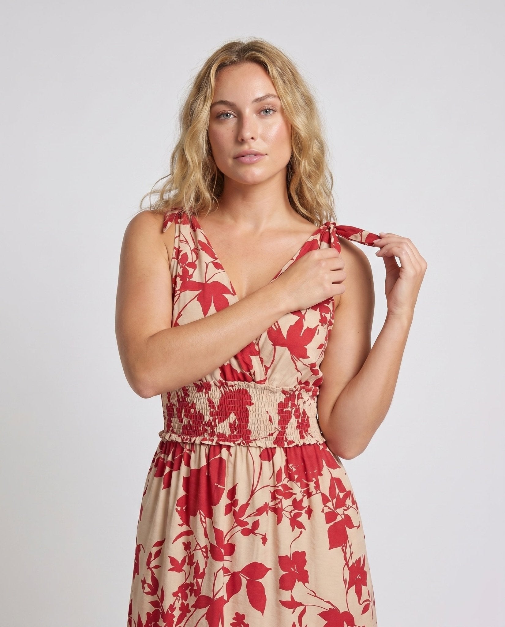 Women's summer dress with delicate floral patterns and adjustable straps - Chichicherry