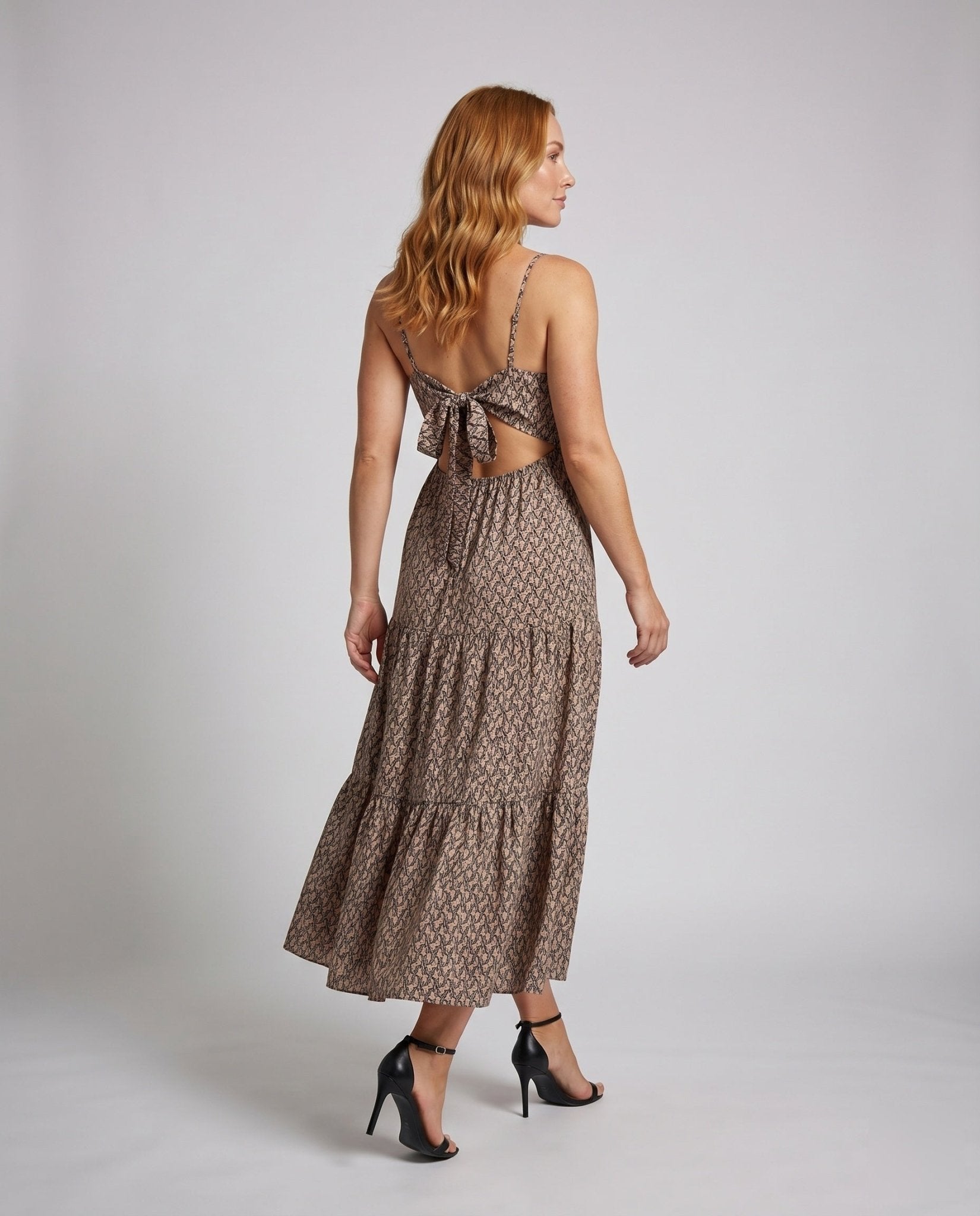 Women's summery maxi dress with deep V-neckline and ruffled hem - Chichicherry
