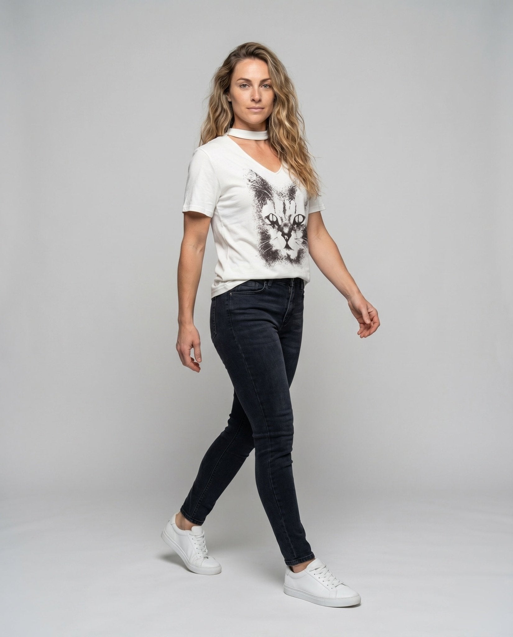 Women's T-shirt with creative cat design and casual fit - Chichicherry