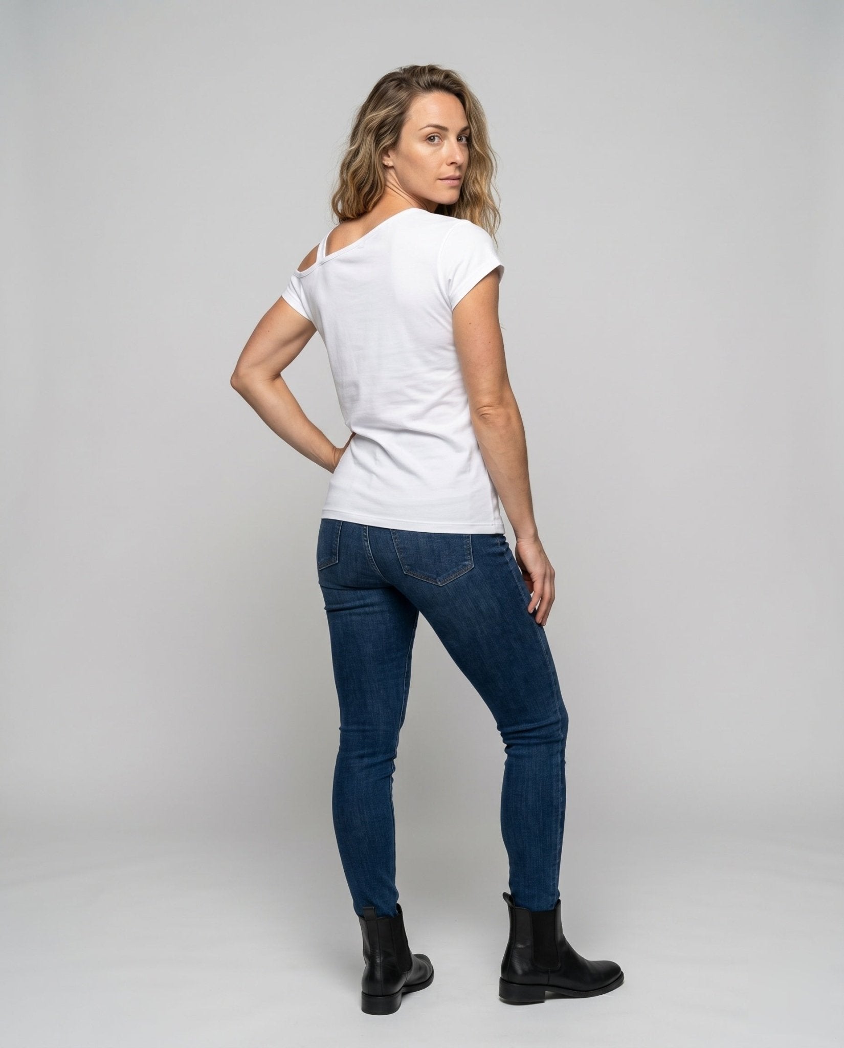 Women's T-shirt with creative graphic print and casual fit - Chichicherry