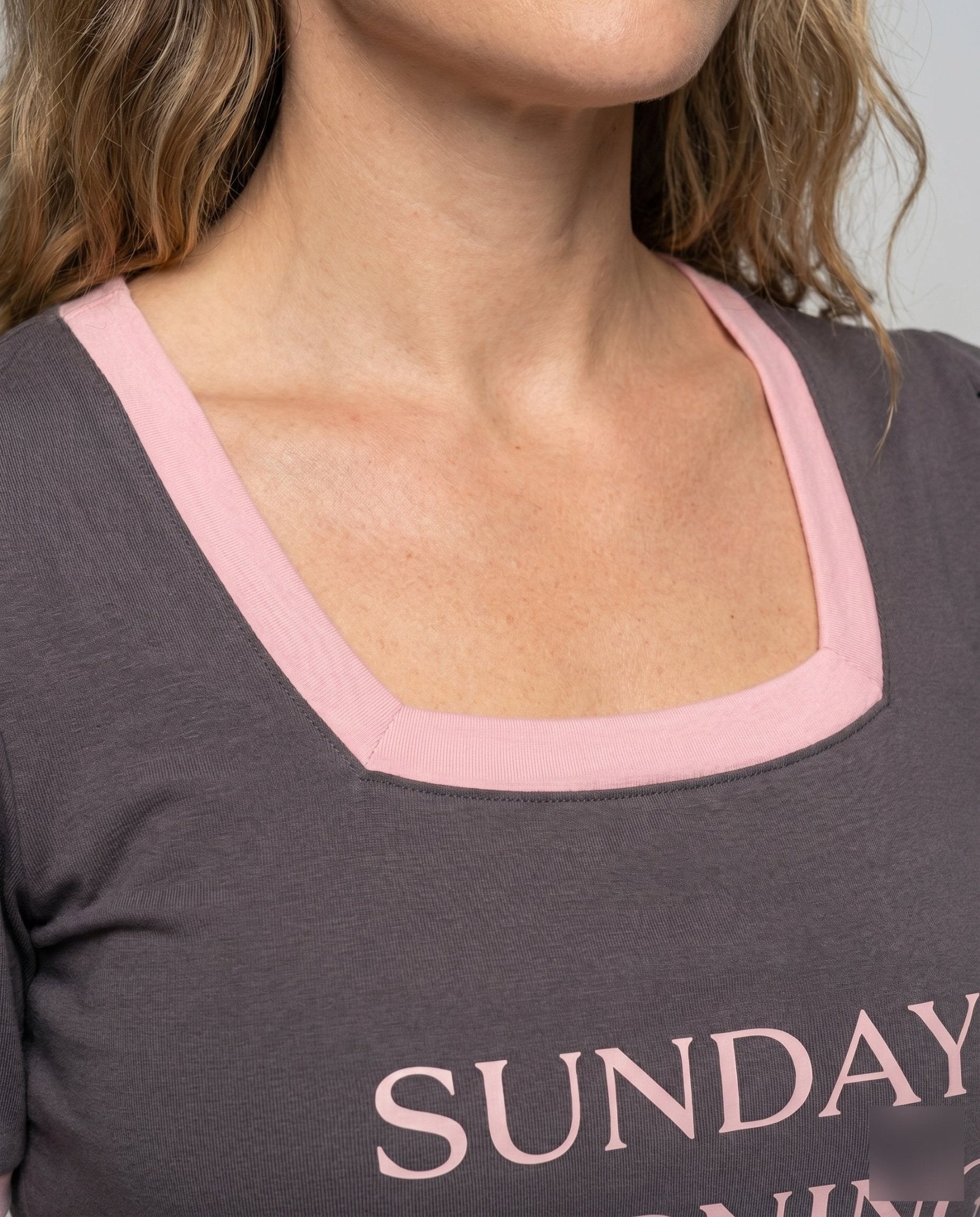 Women's T-shirt with creative lettering and puff sleeve design - Chichicherry