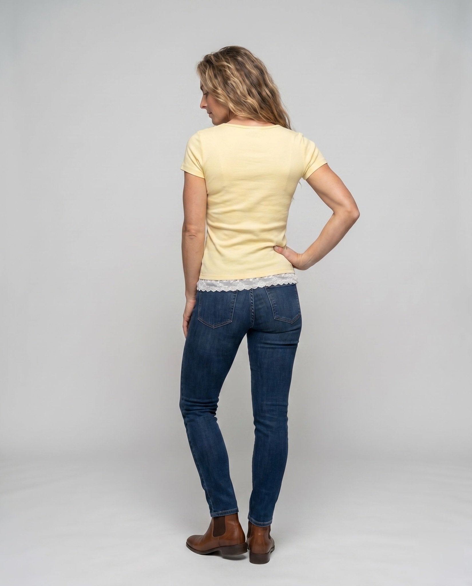 Women’s T-shirt with decorative bow and lace underlay - Chichicherry