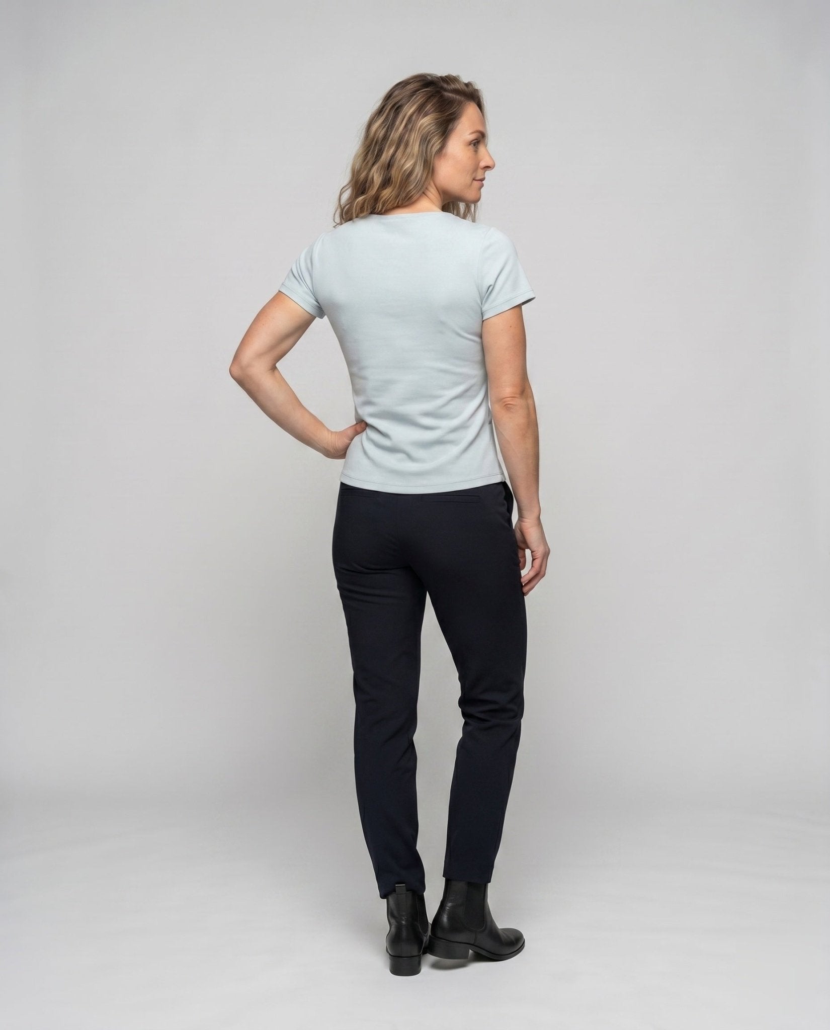 Women's T-Shirt with fashionable knot design and figure-hugging fit - Chichicherry