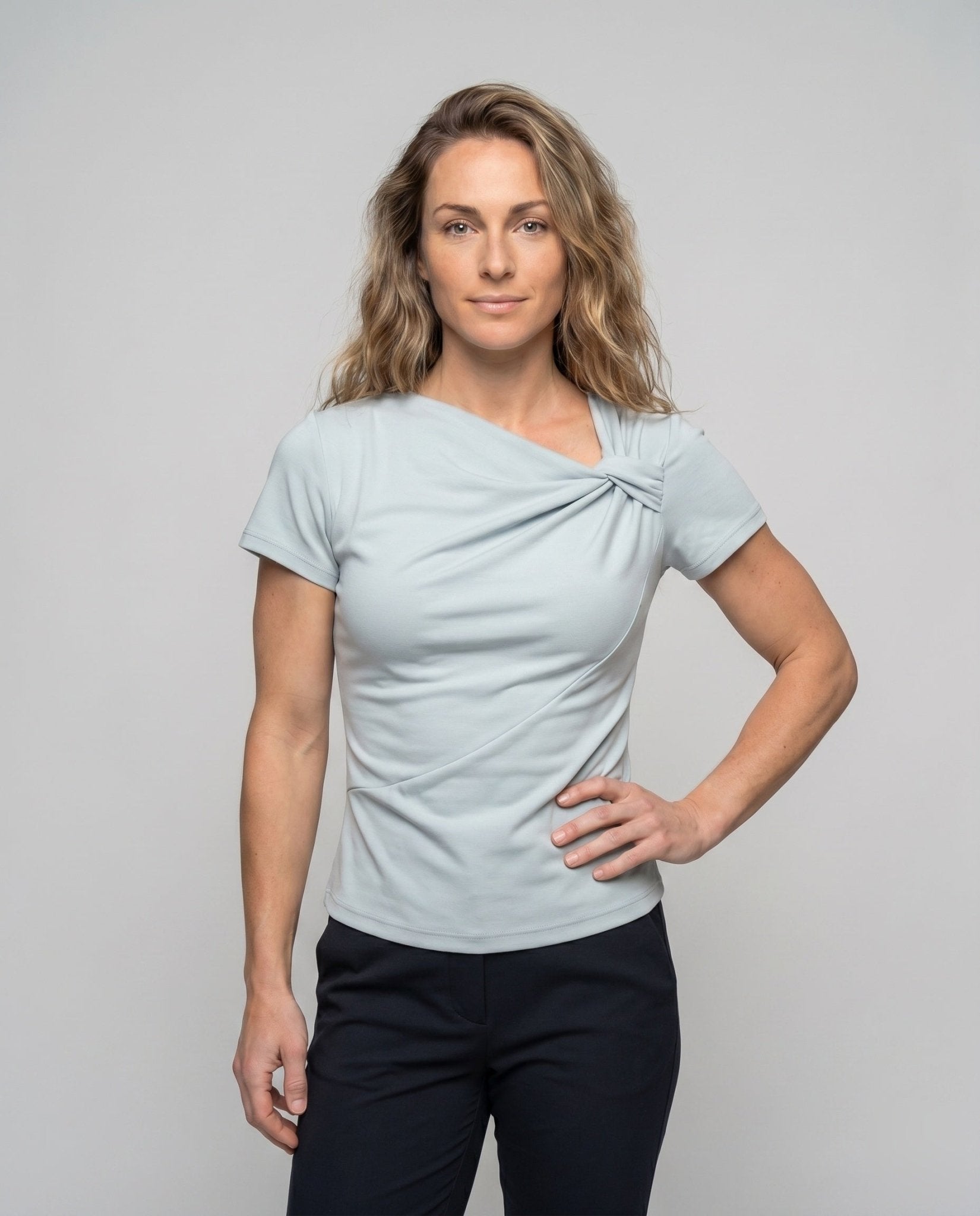 Women's T-Shirt with fashionable knot design and figure-hugging fit - Chichicherry