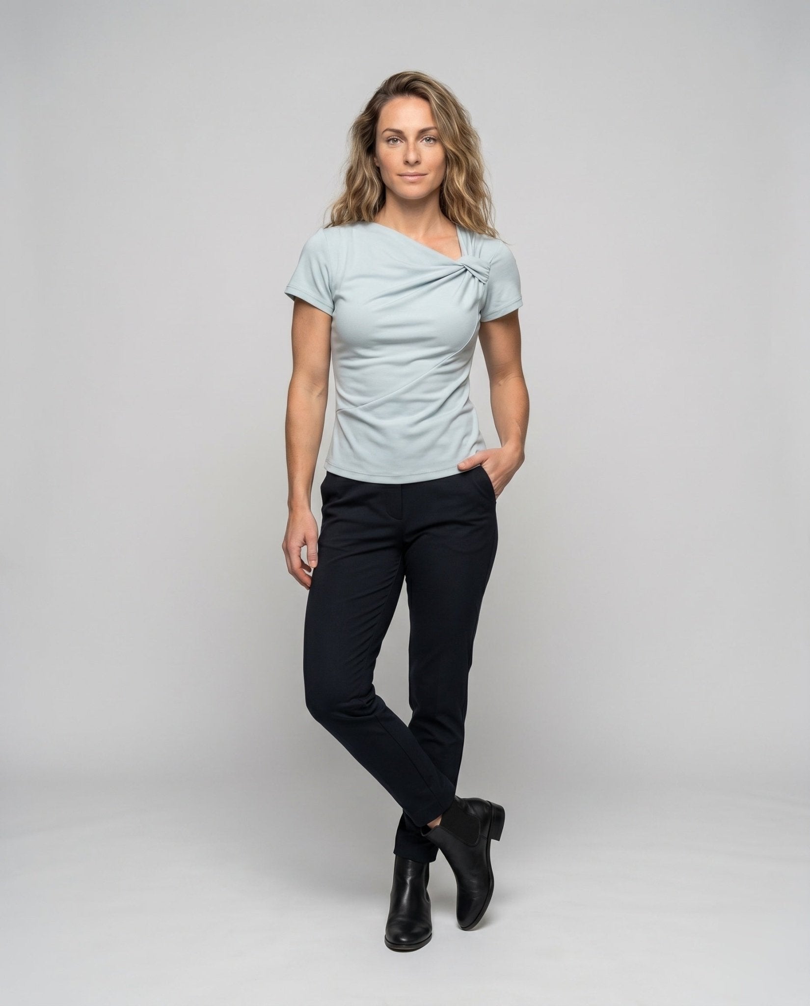 Women's T-Shirt with fashionable knot design and figure-hugging fit - Chichicherry