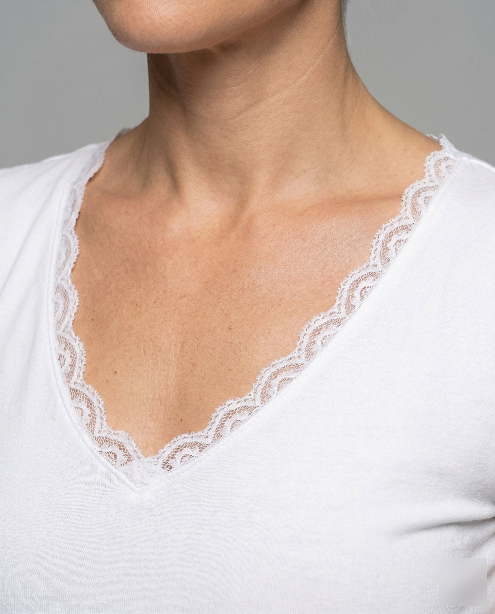 Women's T-shirt with lace collar and charming heart pendant - Chichicherry