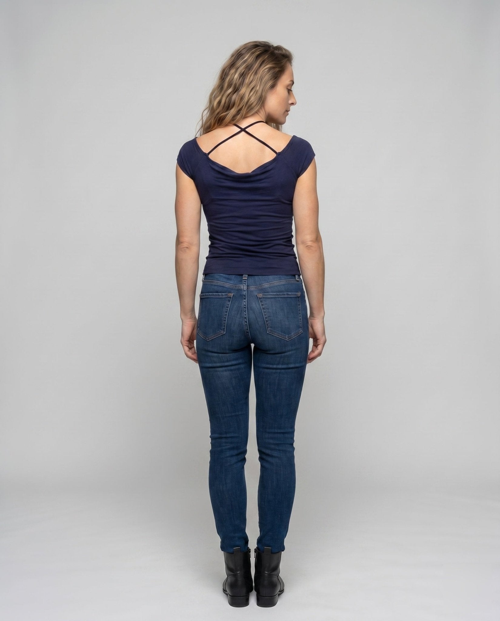 Women’s tank top with crisscross back and figure-hugging cut - Chichicherry