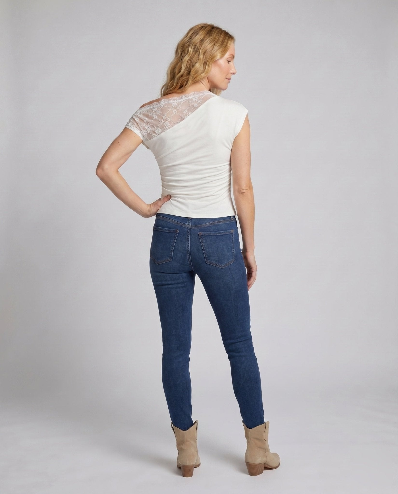 Women's top with asymmetric lace insert and casual fit - Chichicherry