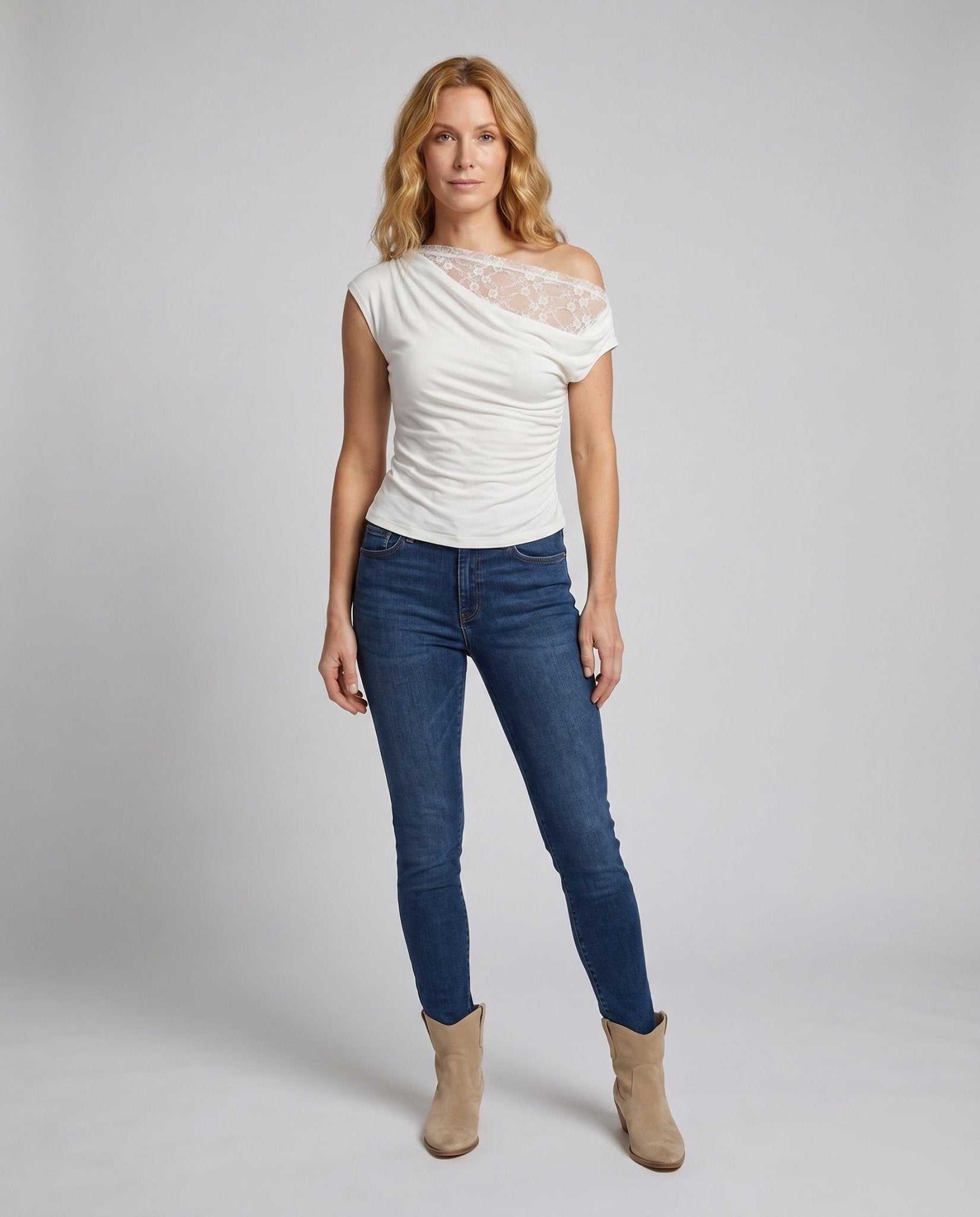 Women's top with asymmetric lace insert and casual fit - Chichicherry