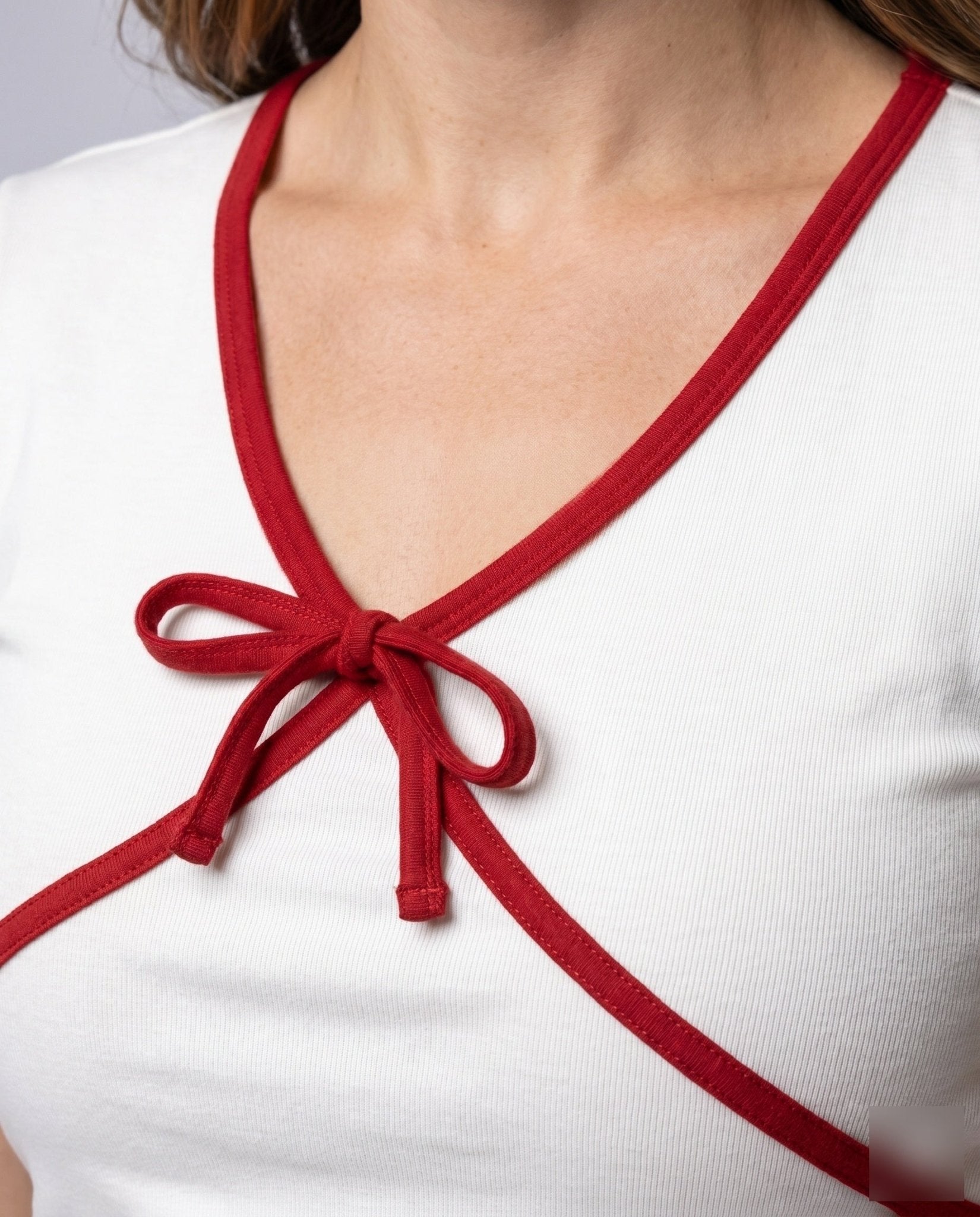 Women's top with playful bow neckline and figure-hugging fit - Chichicherry