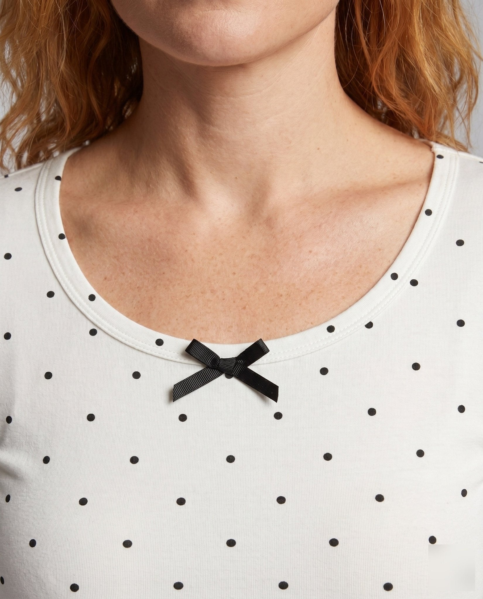 Women's top with ruffled hem and lace - Chichicherry