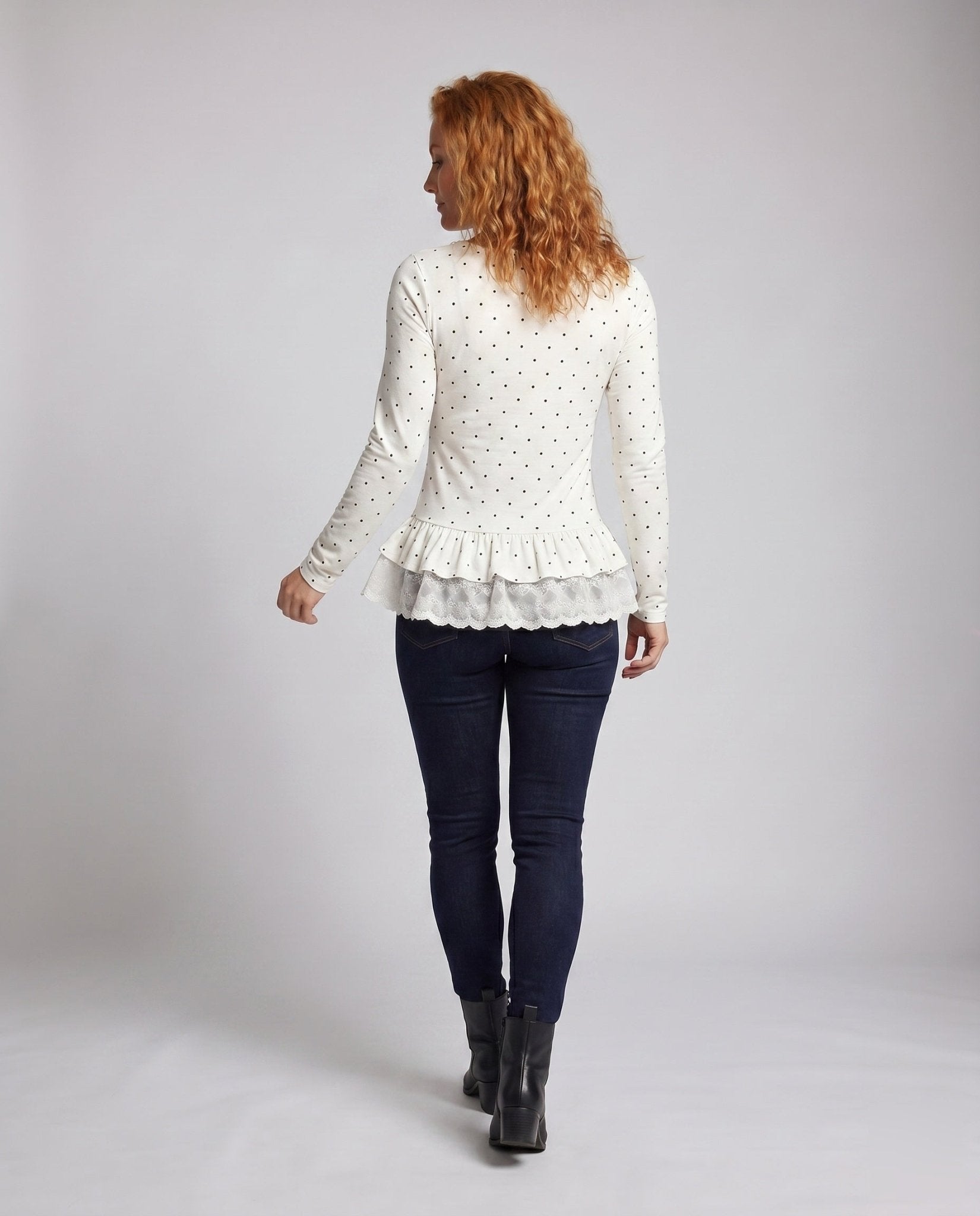 Women's top with ruffled hem and lace - Chichicherry