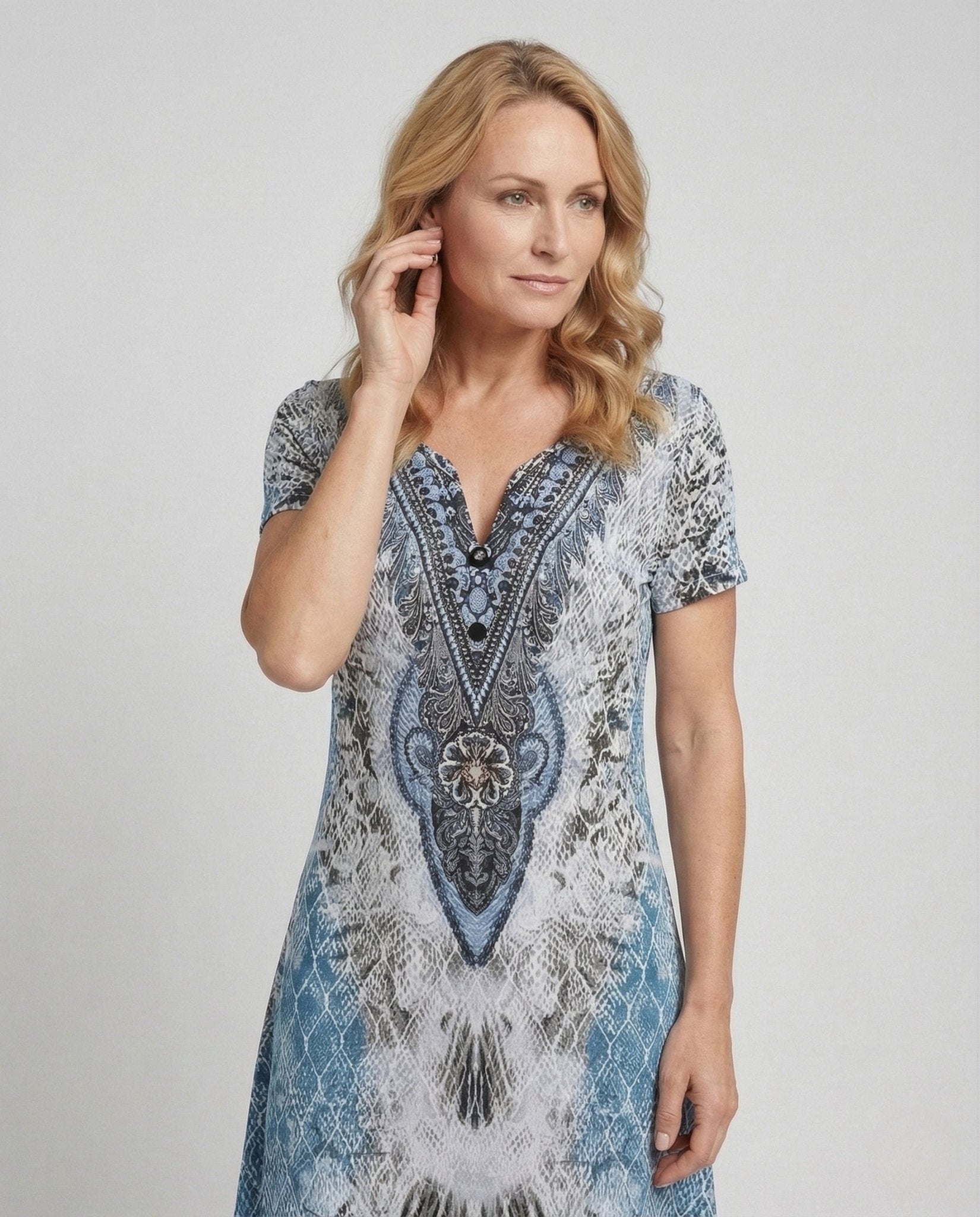 Women's tunic dress with ornament pattern and leg slit - Chichicherry