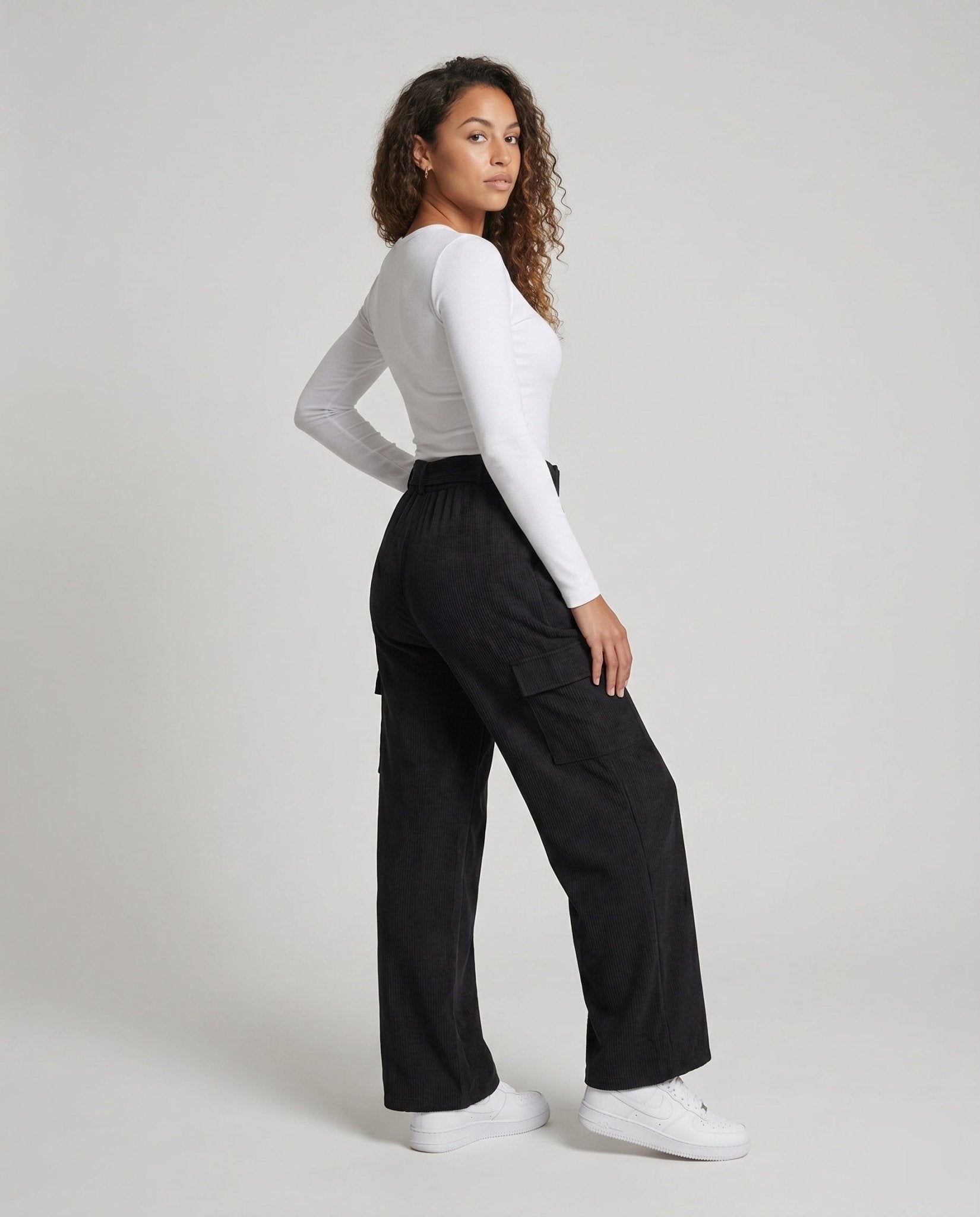Women's wide cargo pants with comfortable elastic waistband and practical pockets - Chichicherry