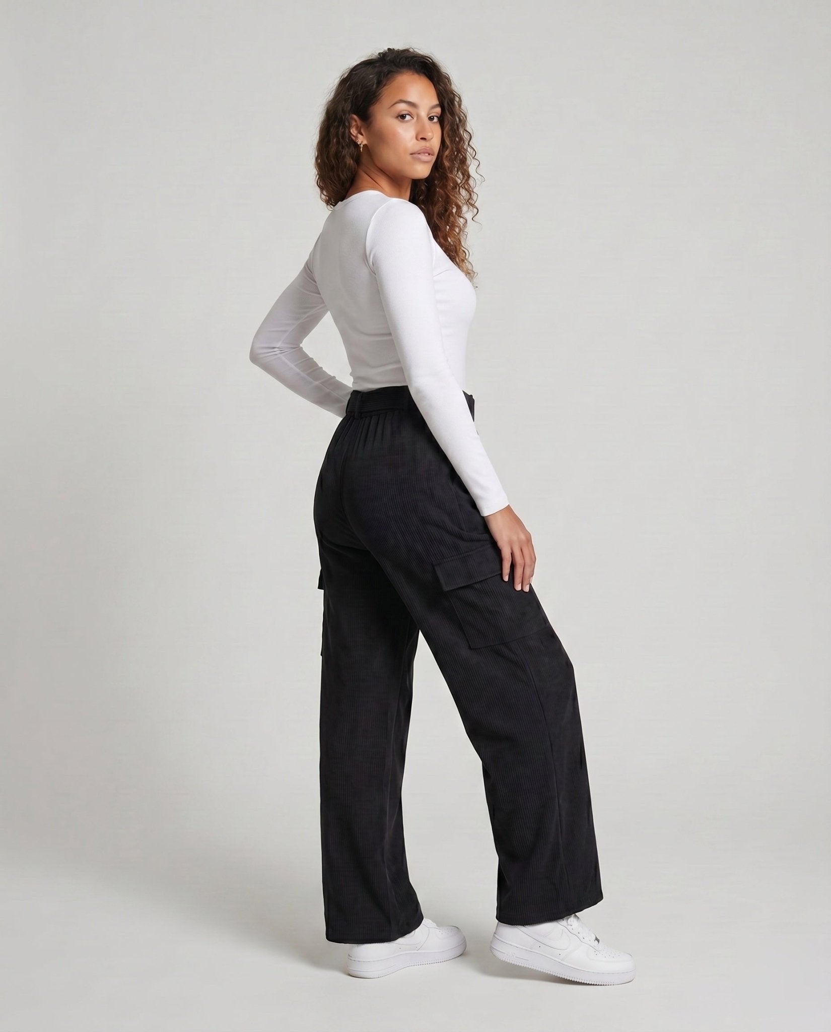 Women's wide cargo pants with comfortable elastic waistband and practical pockets - Chichicherry
