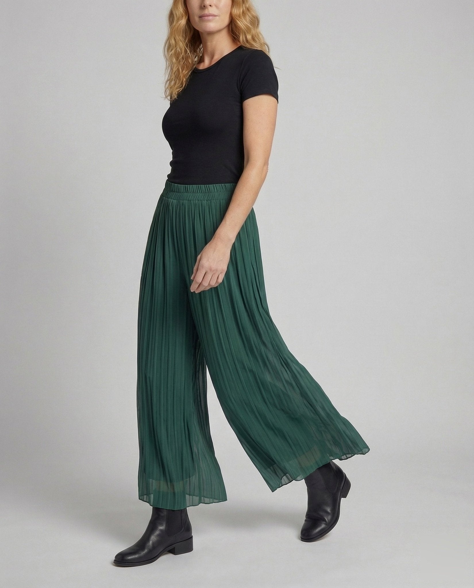 Women's Wide Pleated Pants - Chichicherry