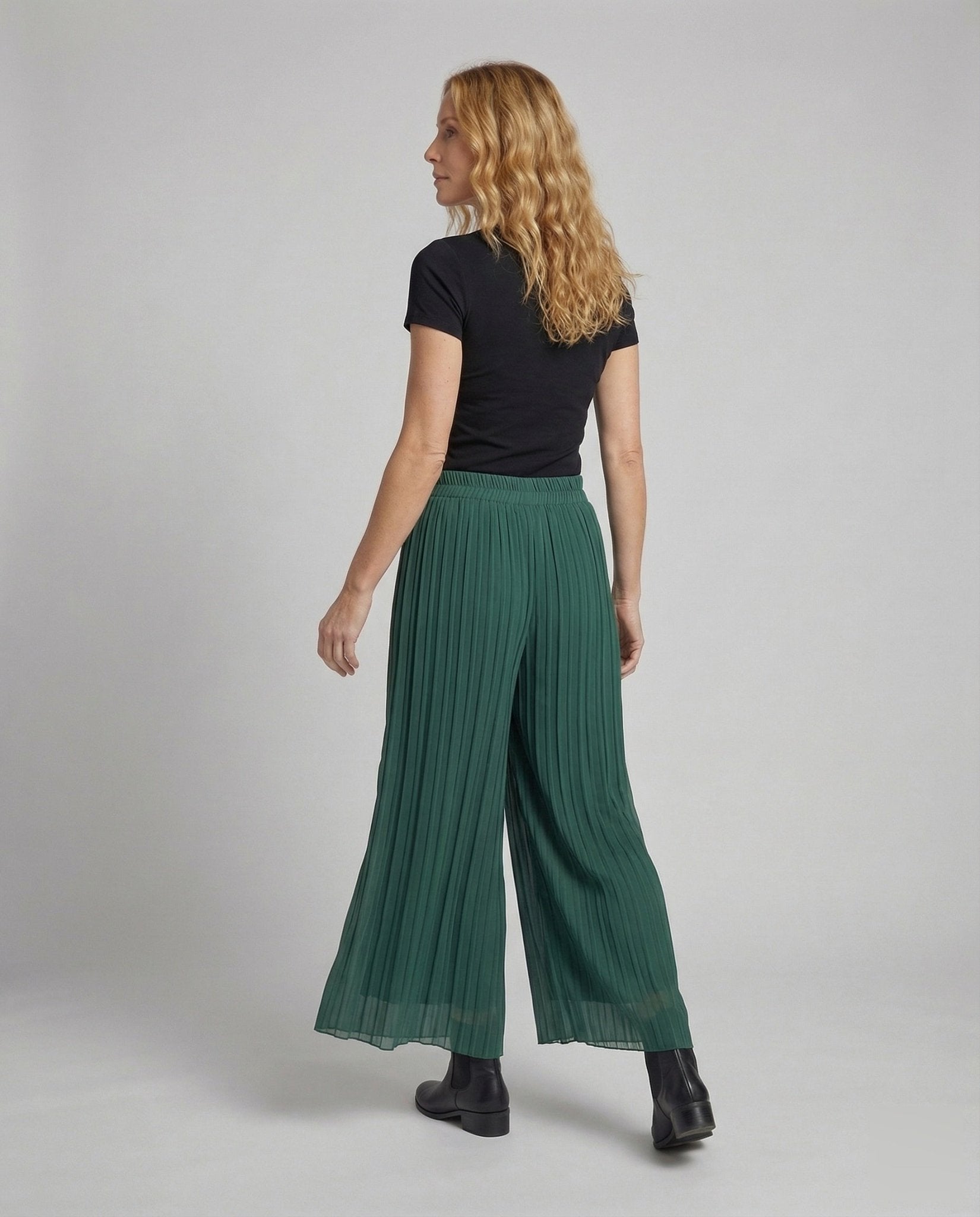 Women's Wide Pleated Pants - Chichicherry