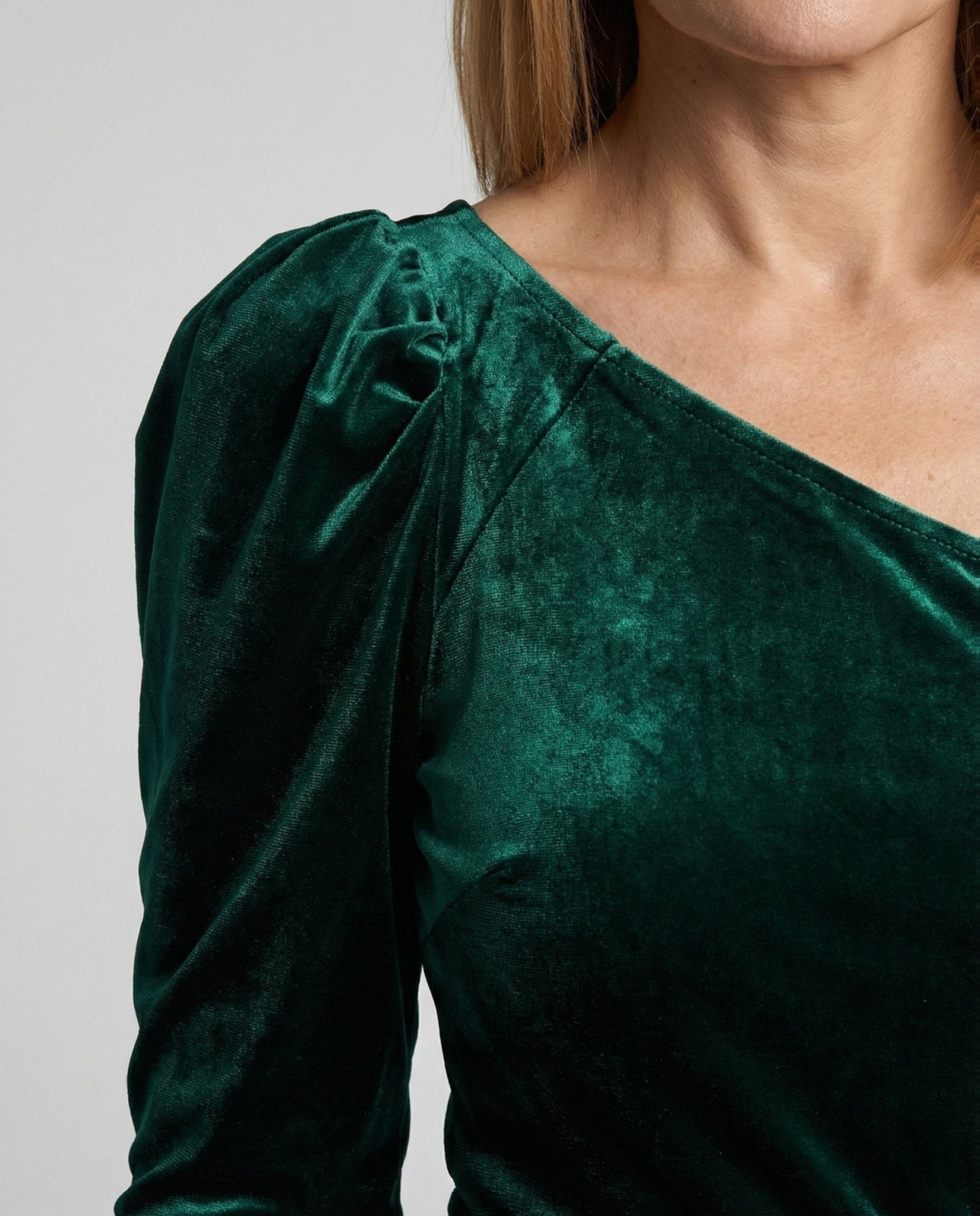 Women's wrap dress with ruffles and flowing cut - Chichicherry