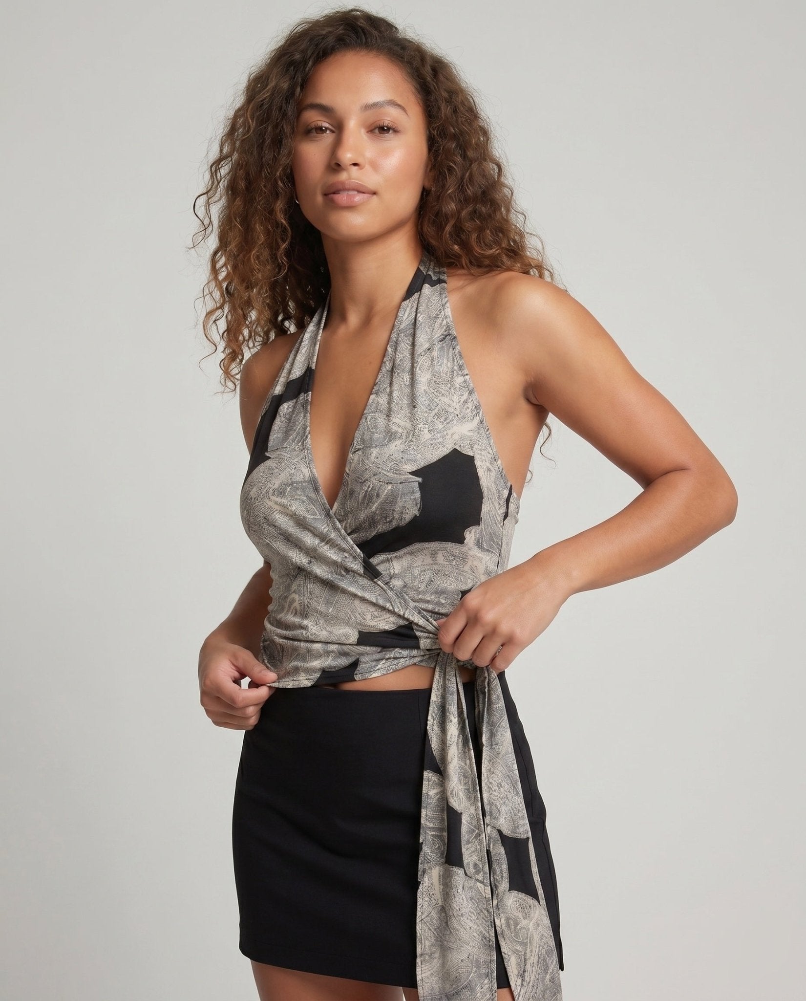 Women's wrap top with graphic pattern and elegant ruffles - Chichicherry